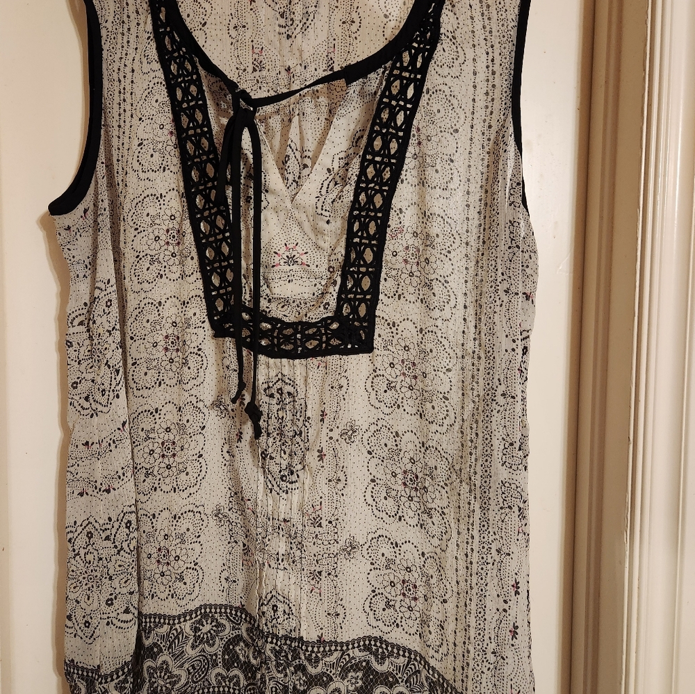 Black and White Sleeveless Lace Top